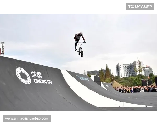 青岛国际马拉松赛激情起跑海风轻抚赛道万人齐聚挑战自我极限